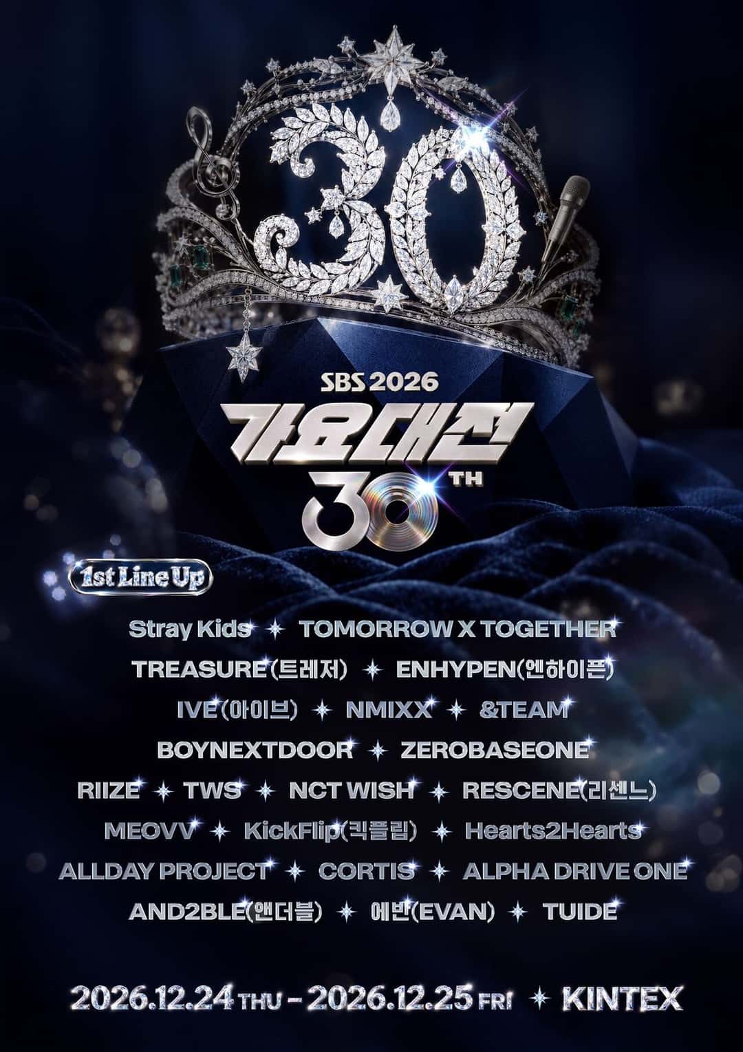 Afiche oficial de la primera grilla del SBS Gayo Daejeon 2026: una corona de diamantes con el número 30, el logo del festival y los nombres de los 22 artistas sobre fondo azul oscuro, con las fechas 24 y 25 de diciembre en el KINTEX