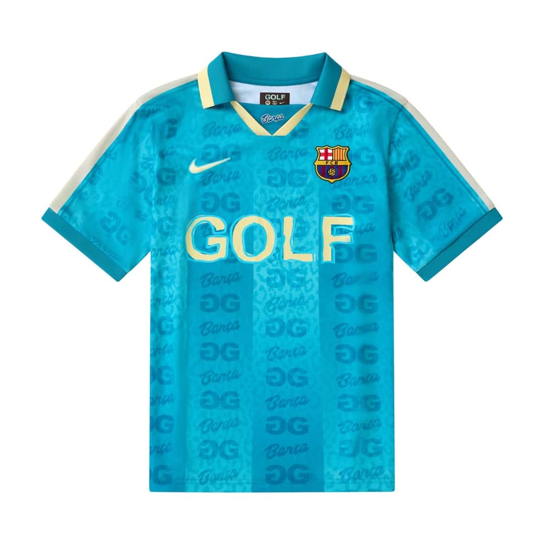 Camiseta retro celeste del Barcelona con cuello polo amarillo, el logo de GOLF en el pecho y un estampado de letras «G» y la palabra «Barça», parte de la colección de Tyler, The Creator con el club