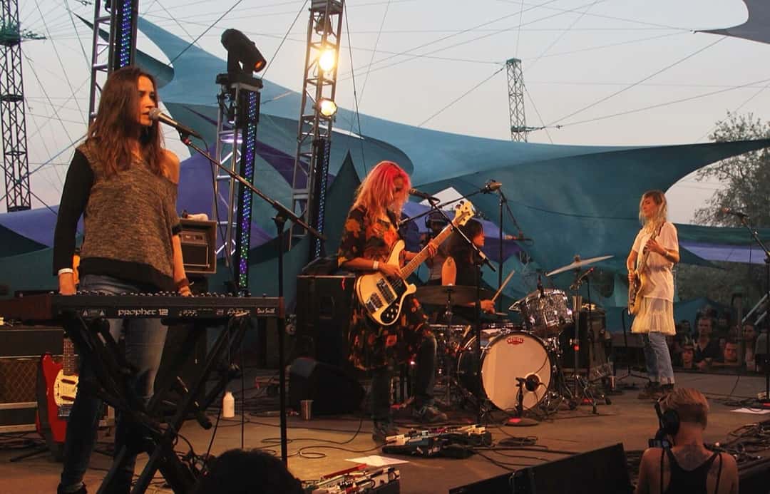Warpaint en vivo en el festival Pickathon, en Oregon, en agosto de 2014 (foto de archivo: Eli Duke, CC BY-SA 2.0, vía Wikimedia Commons)