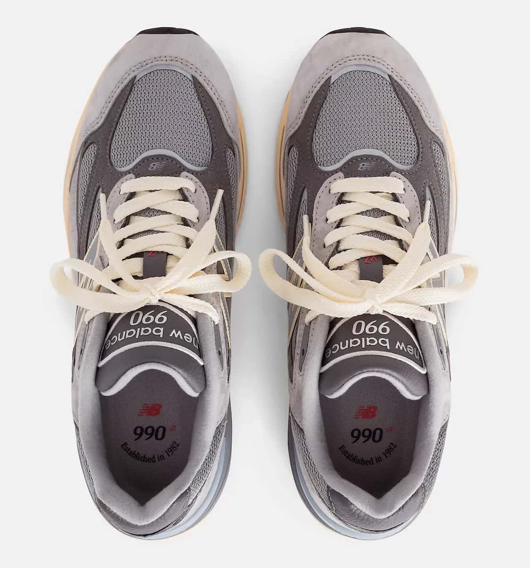 New Balance 990v7 Made in USA Kool Grey visto desde arriba, con la malla gris en la puntera, cordones color crema y la lengüeta con la inscripción 990 y New Balance