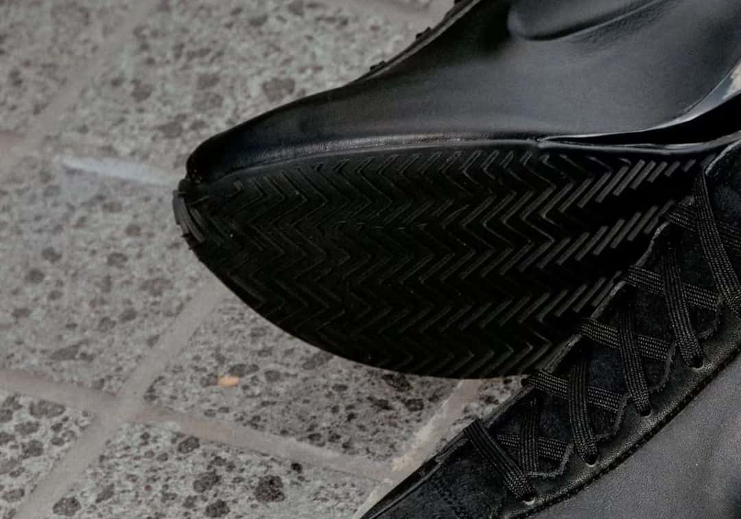 Detalle de la suela de la Nike Ovolo 2.0 negra, con el dibujo en espiga y los cordones negros cruzados