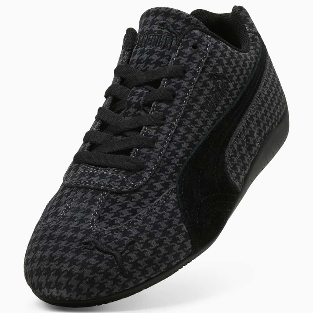 Detalle de la PUMA Speedcat Tweeder con el estampado pata de gallo, los cordones negros y la suela que sube por la punta