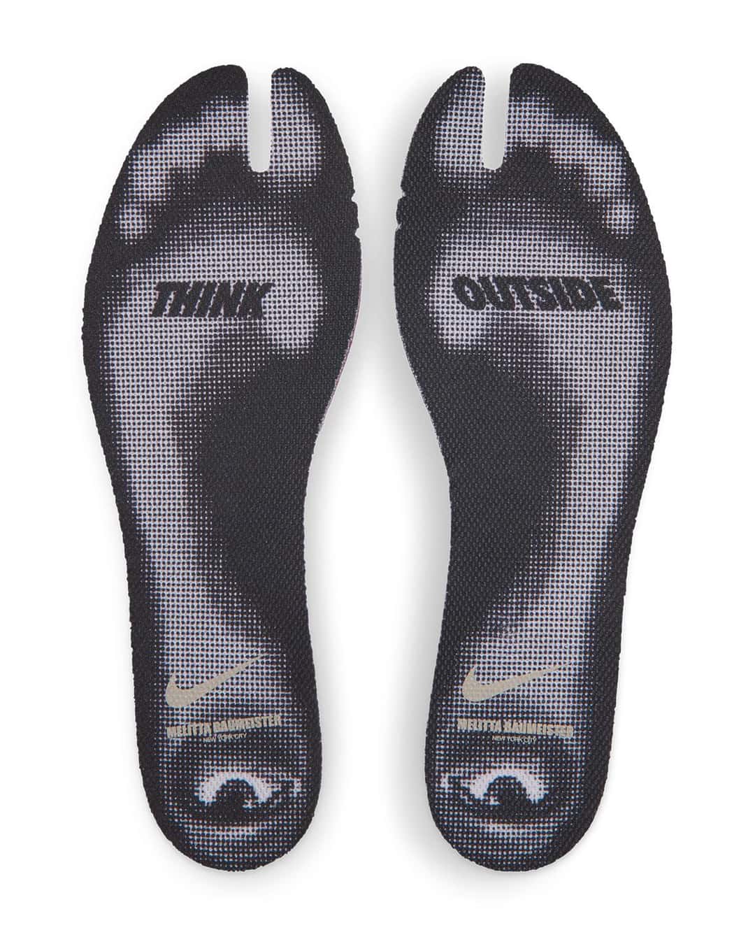 Plantillas de la Melitta Baumeister x Nike Rift Rocker, con el dedo partido, dos pies dibujados y la frase Think Outside