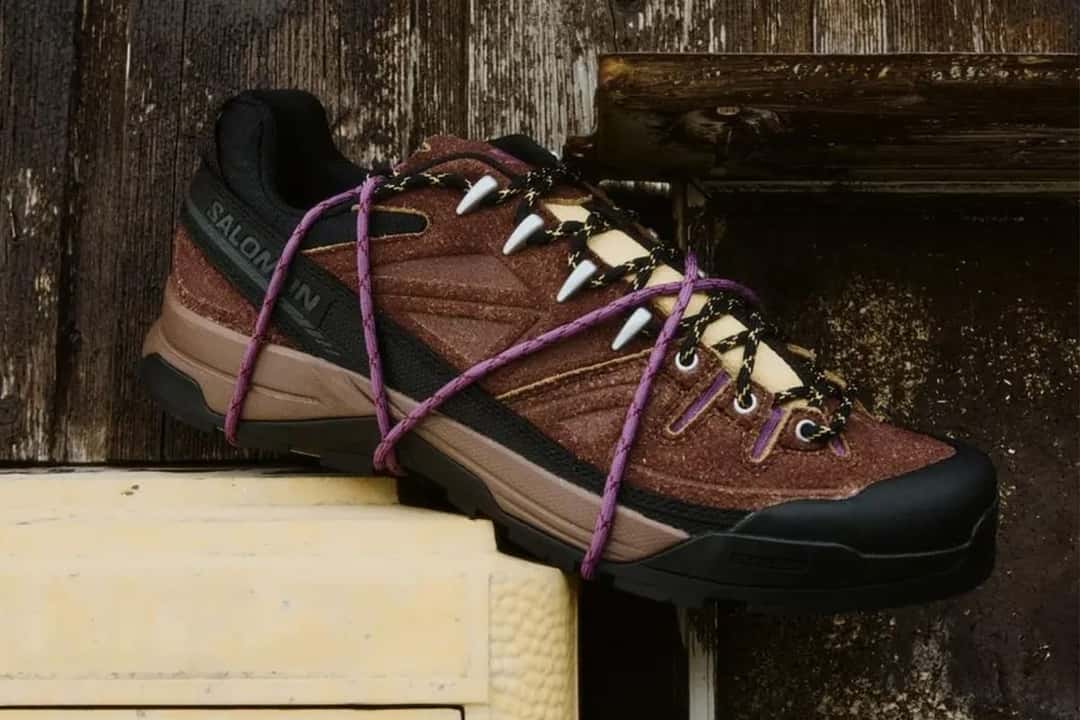 Salomon X-Alp del Expedition Pack en gamuza marrón, con puntera negra y cordón violeta cruzando la capellada