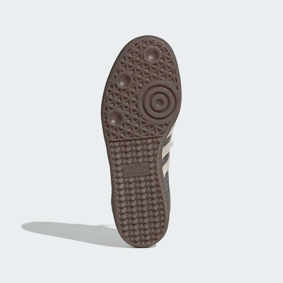 Suela de goma marrón de la adidas Samba Slate con el dibujo de pivote circular
