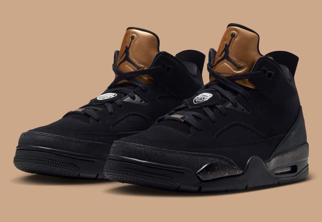 Par de Jordan Son of Mars Low negras con las lengüetas doradas y el Jumpman negro bordado
