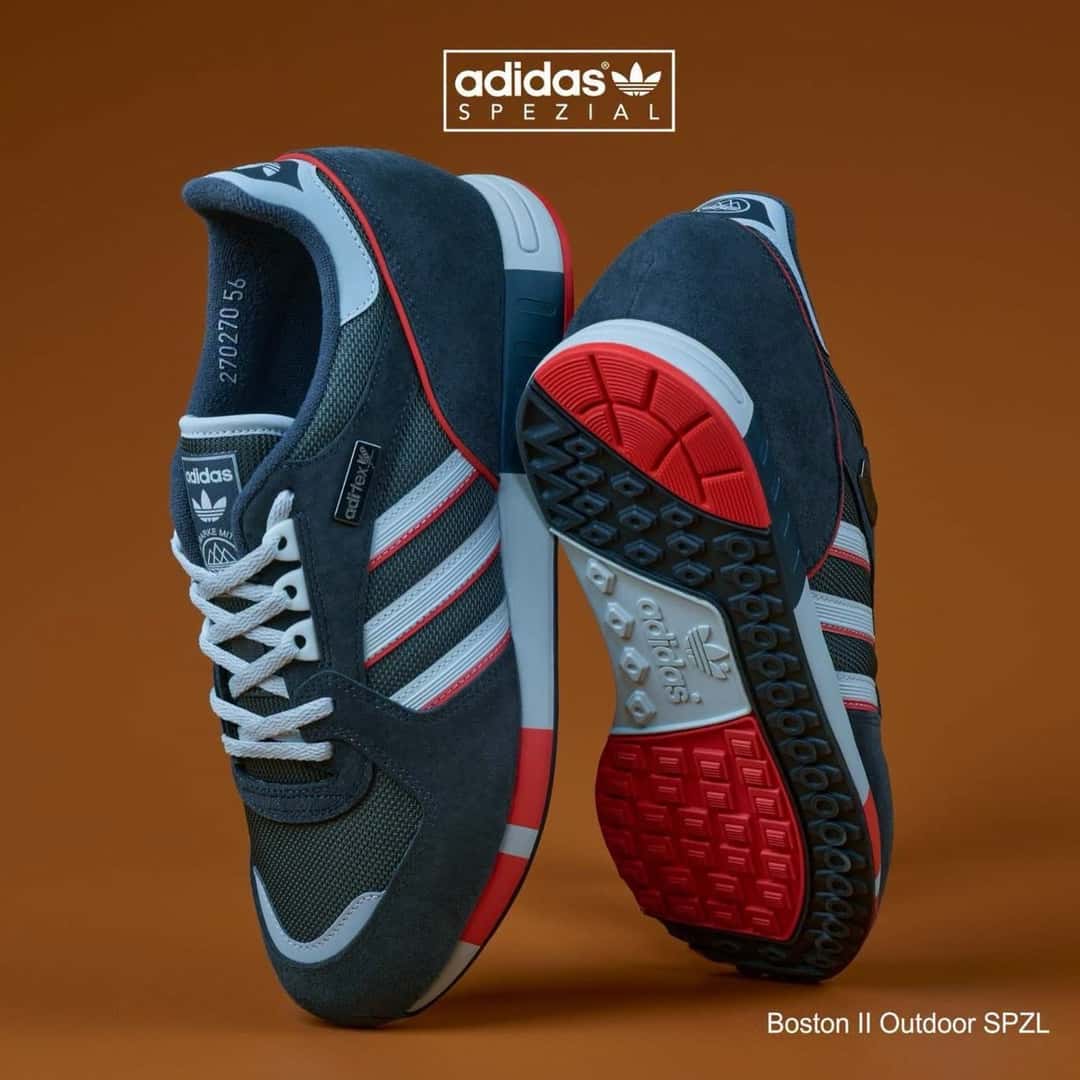 Par de adidas Boston II Outdoor SPZL en gamuza azul marino y malla gris, con tiras blancas y rojas y suela roja, gris y azul