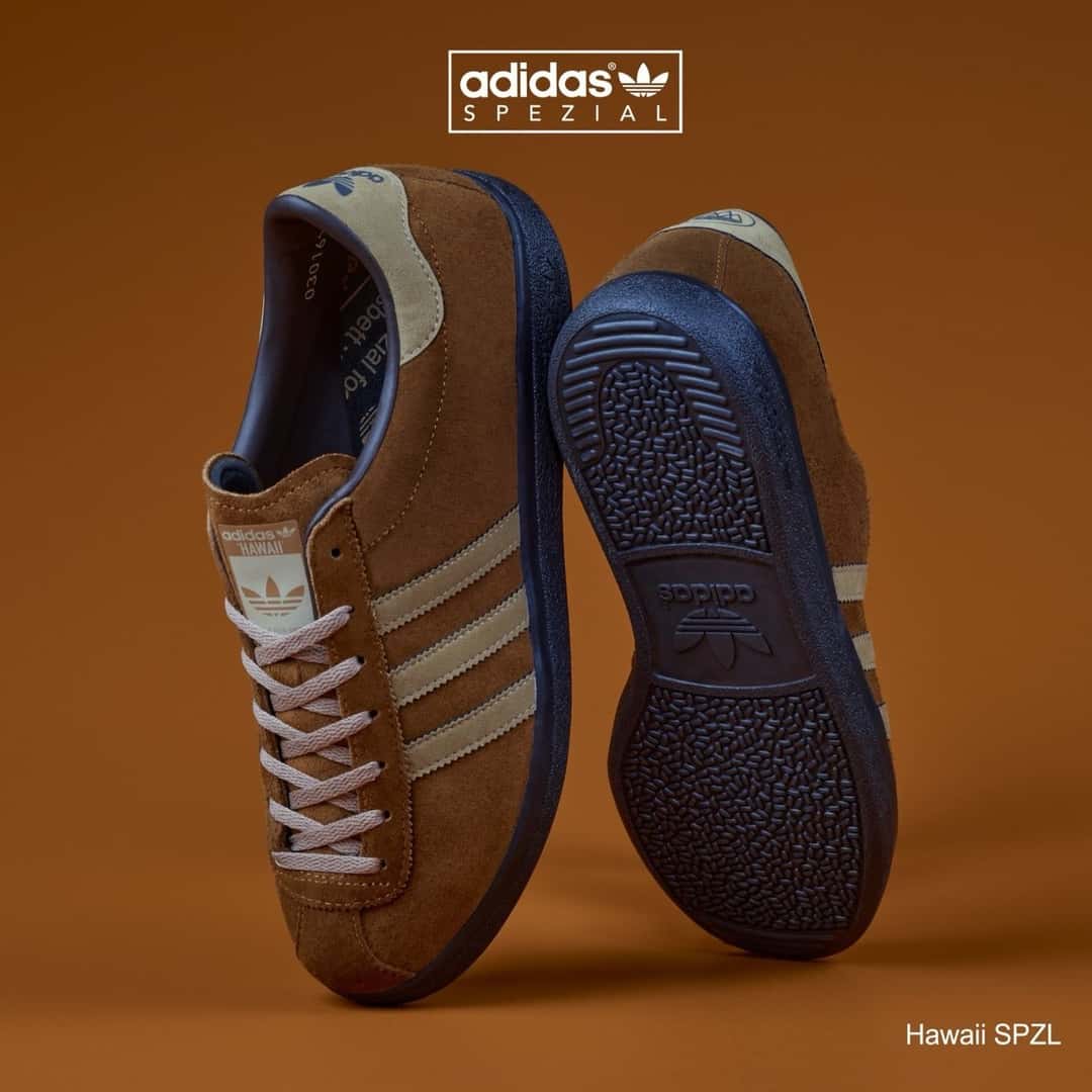 Par de adidas Hawaii SPZL en gamuza marrón con tiras beige y suela oscura, sobre fondo marrón