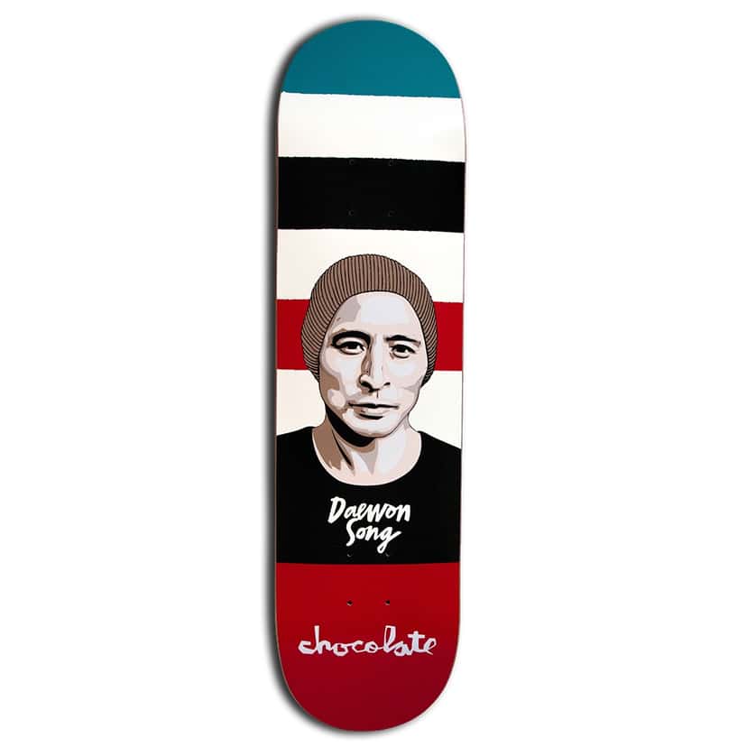 Tabla Portrait de Daewon Song para Chocolate: retrato ilustrado del skater con gorro de lana, su nombre debajo y el logo de Chocolate sobre franjas turquesa, blanca, negra y roja