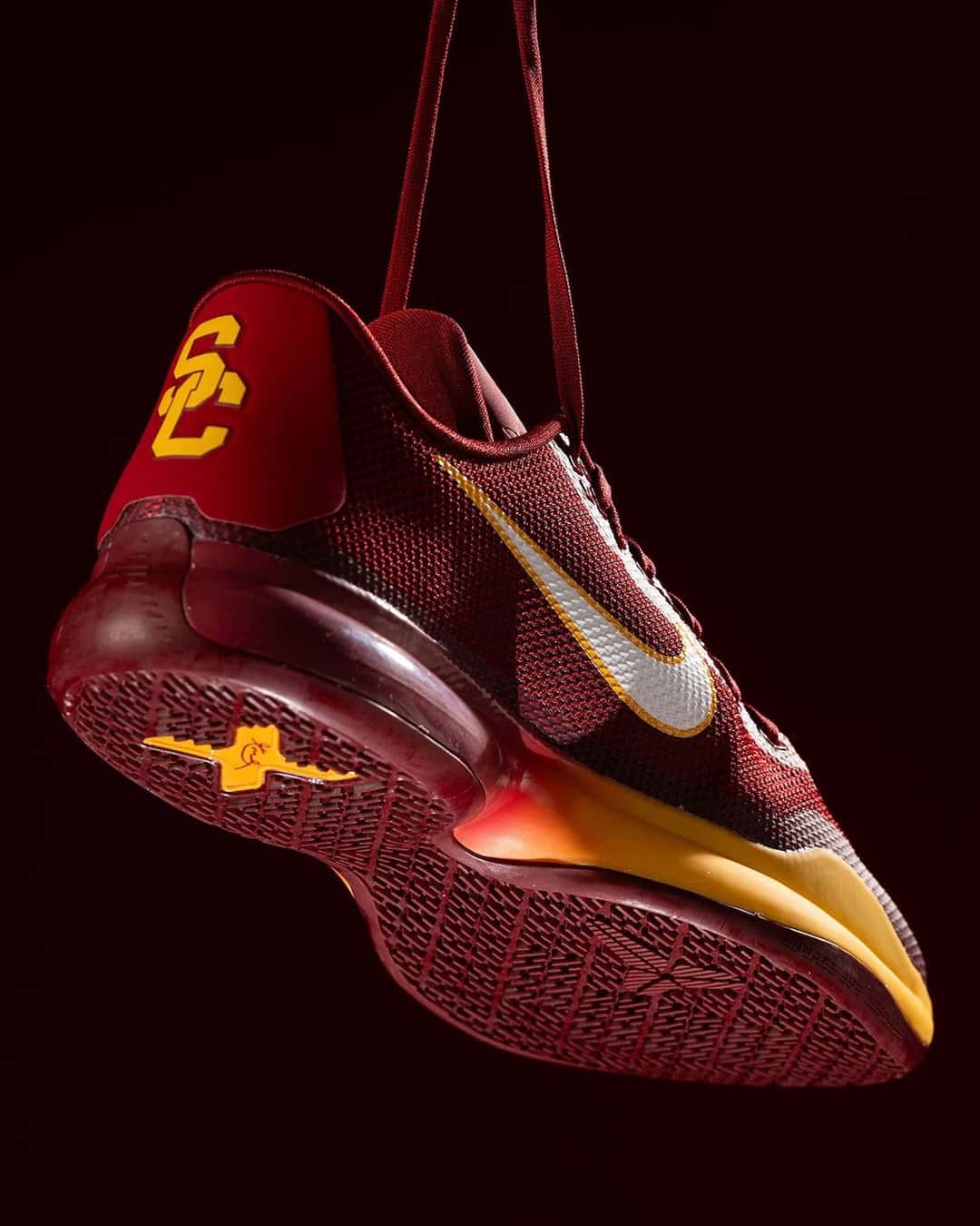 Nike Kobe 10 Protro bordó de USC con el logo SC dorado en el talón y la suela a la vista