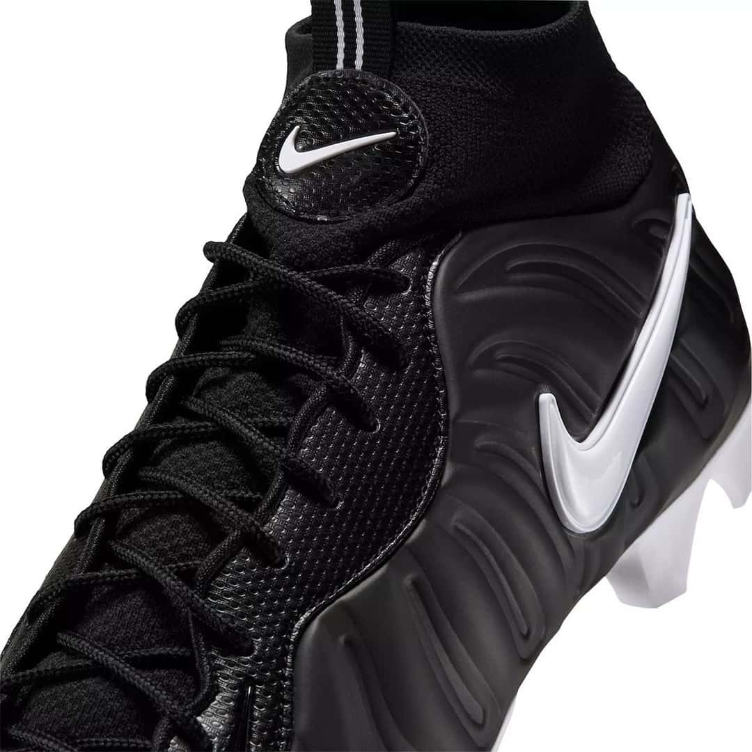 Detalle del Nike Vaporposite Pro Dr. Doom con el Swoosh blanco sobre la capellada negra moldeada y el cuello de tejido