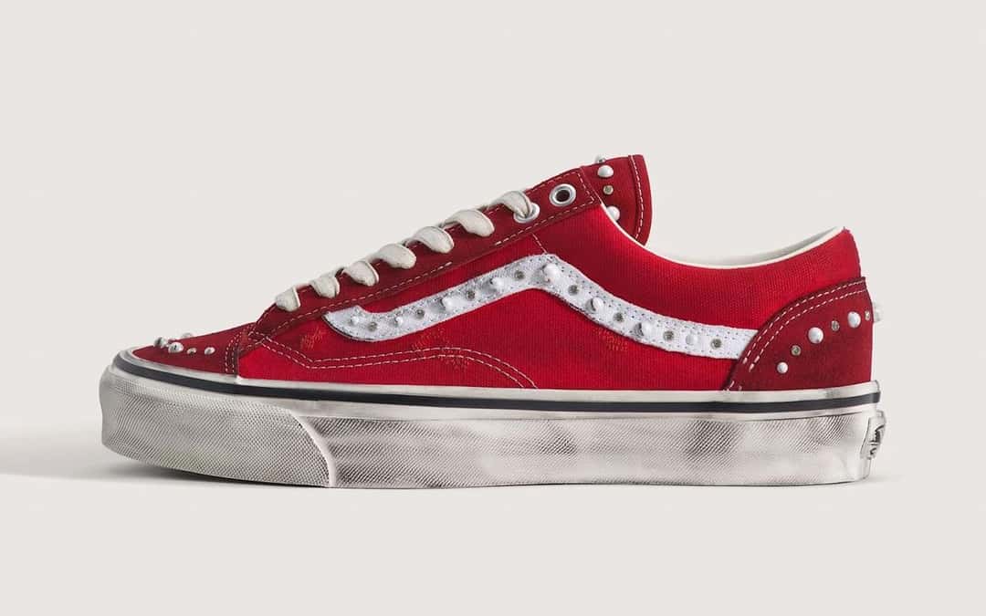 Vans Old Skool 36 Pearlized roja de perfil, con la franja lateral blanca cubierta de perlas y tachas