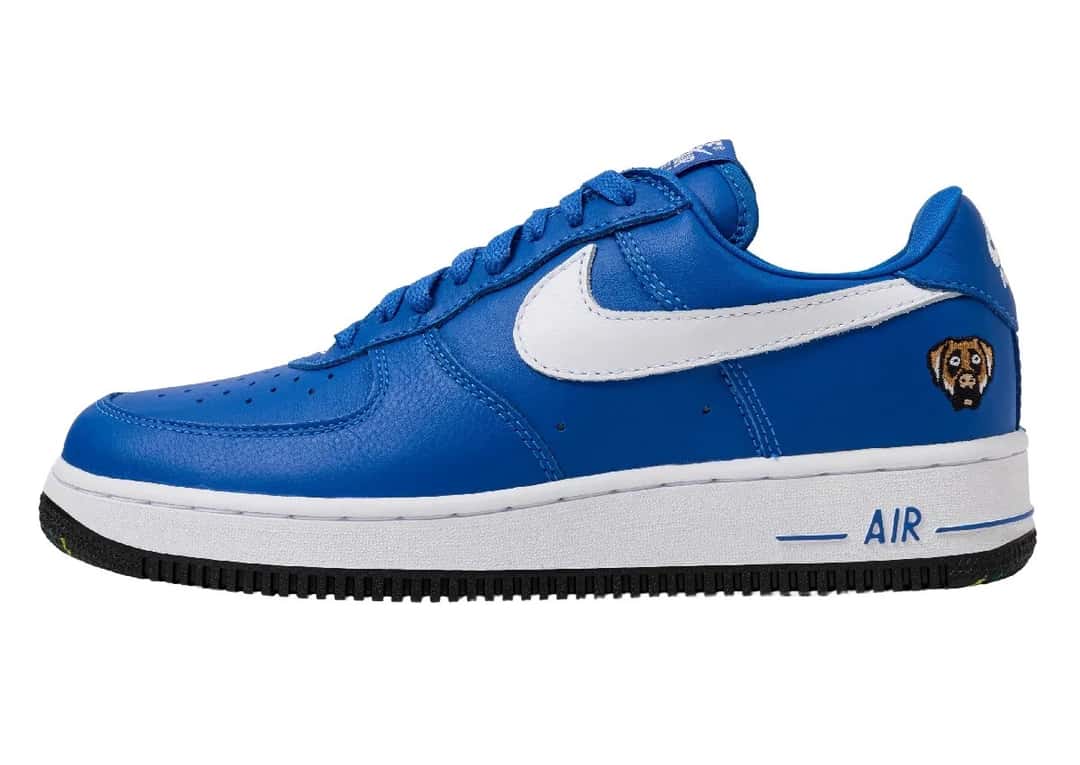 Nike Air Force 1 '01 de Victor Victor en azul, de perfil, con el Swoosh blanco, el logo del perro en el talón y la palabra AIR en la entresuela