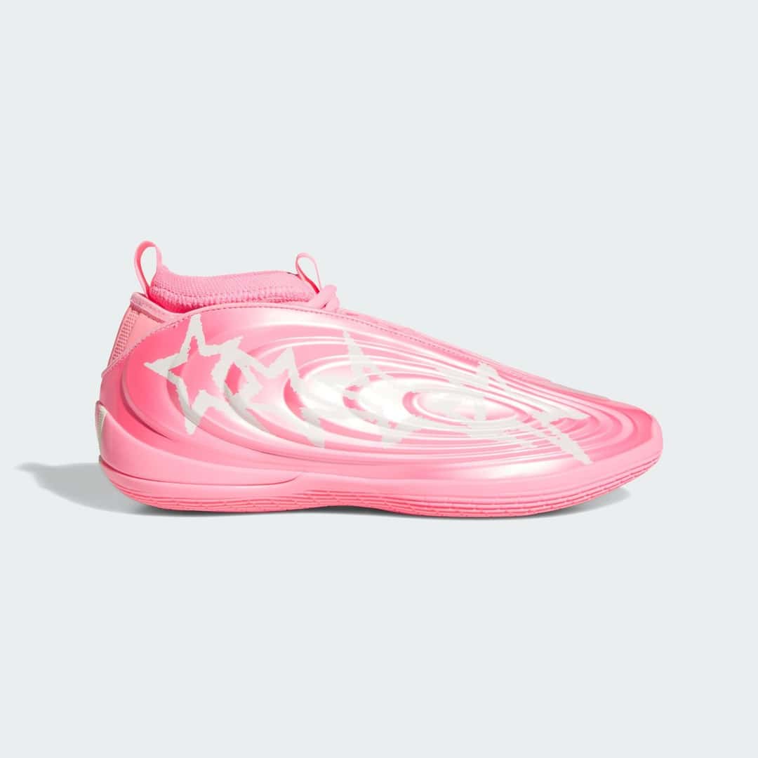 adidas Harden Vol. 10 RUEI rosa de perfil sobre fondo gris claro, con estrellas blancas de trazo irregular sobre el costado