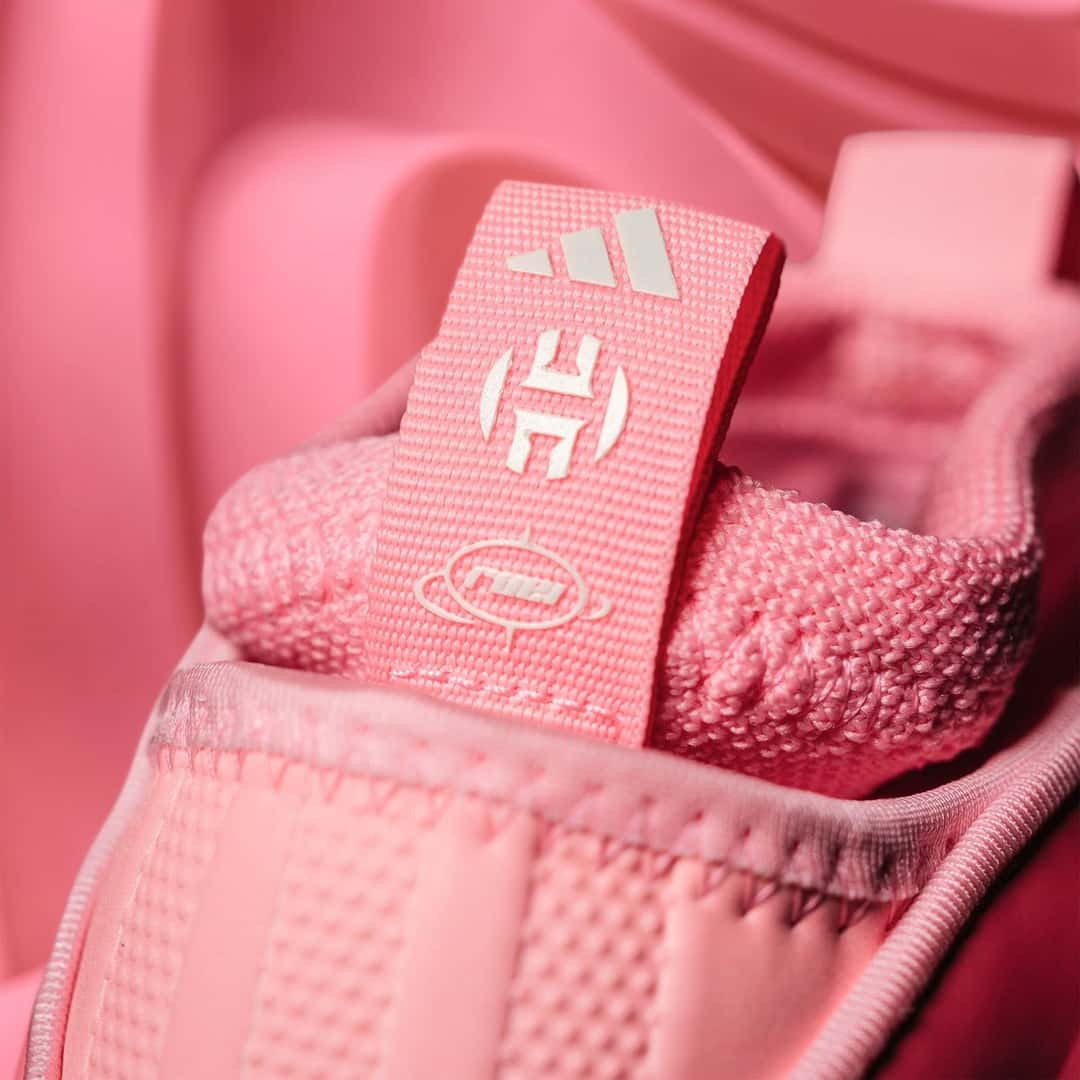 Lengüeta trasera de la adidas Harden Vol. 10 RUEI en rosa, con el logo de adidas, el logo de James Harden y un sello ovalado en blanco