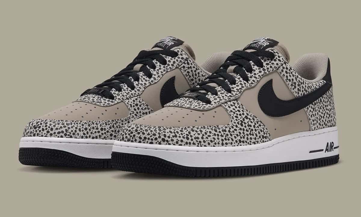 Par de Nike Air Force 1 Low Safari con estampado de manchas negras sobre fondo claro en la puntera, los ojales y el talón, laterales en cuero tostado, Swoosh negro y mediasuela blanca