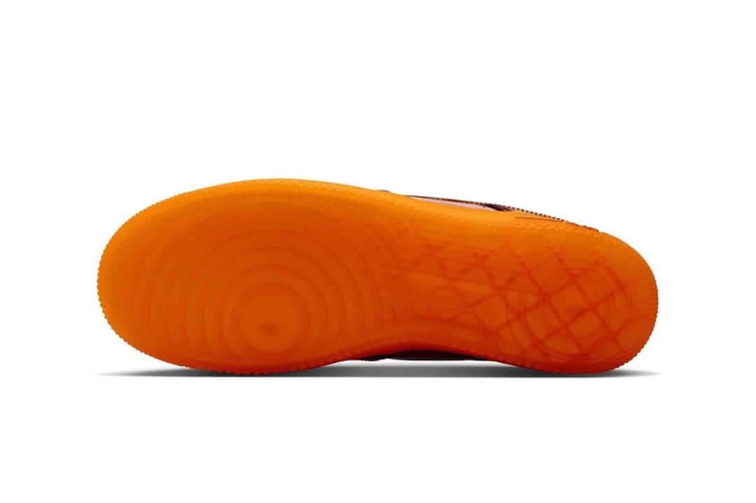 Suela naranja translúcida del Nike Air Force 1 Iron Man con el dibujo clásico de círculos concéntricos