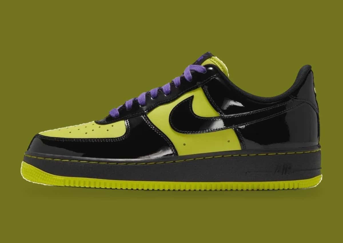 Nike Air Force 1 '07 de charol de perfil, con base verde cactus, superposiciones negras brillantes, cordones violetas y suela verde