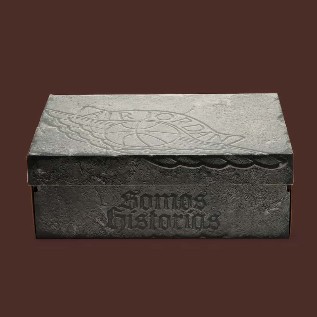 Caja del Air Jordan 1 Mid Día de Muertos con textura de piedra y la inscripción Somos Historias