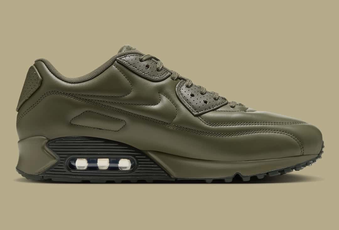 Nike Air Max 90 SP Medium Olive de costado, con las costuras que reemplazan a los paneles y la cámara de aire visible