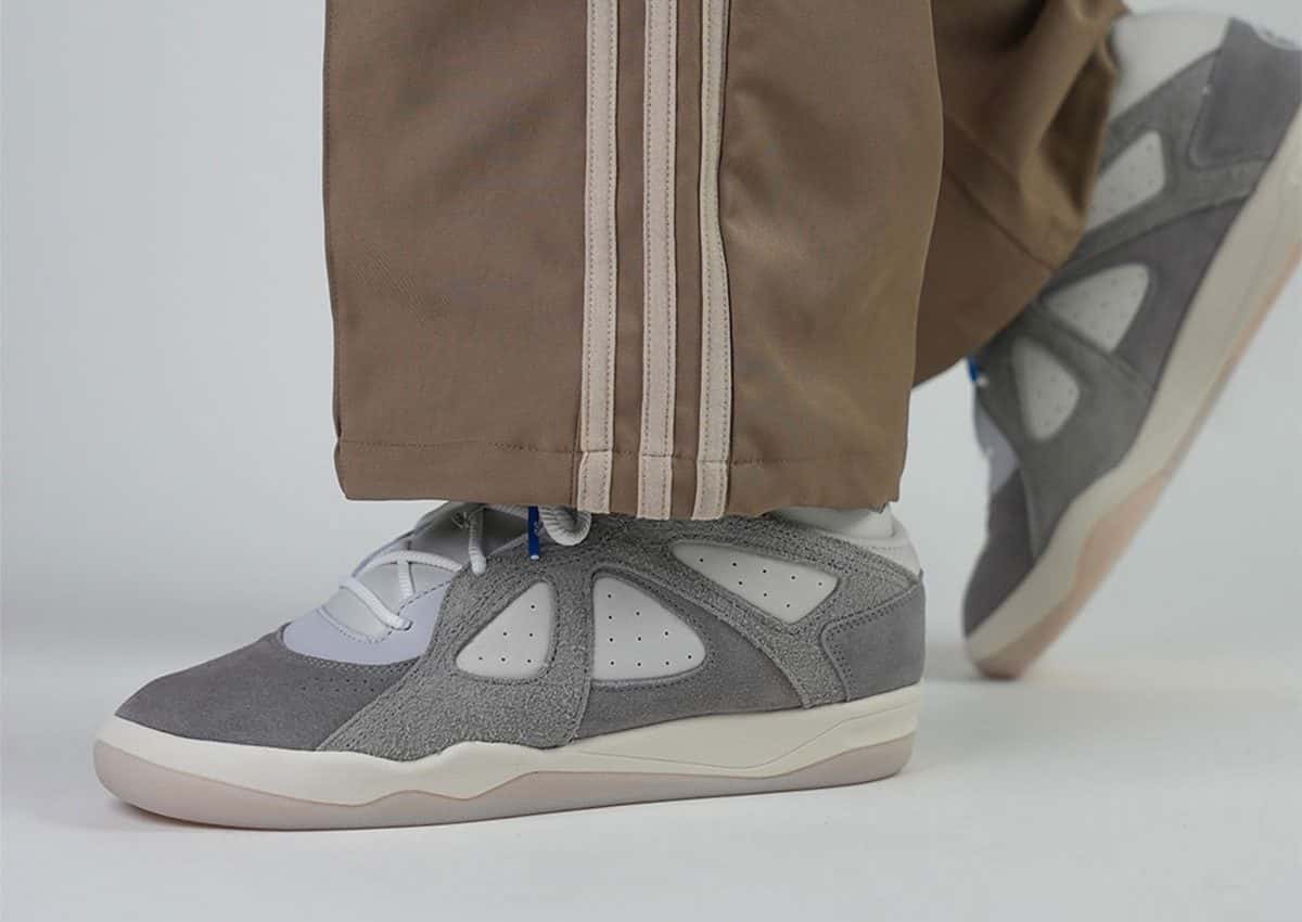 adidas BadBo 1.0 Grey Three puesta, con la gamuza gris sobre cuero gris claro, cordones blancos y entresuela blanca