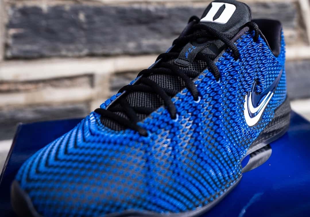 Primer plano de la Nike Caitlin 1 PE de Duke con el Swoosh blanco sobre el tejido azul y negro