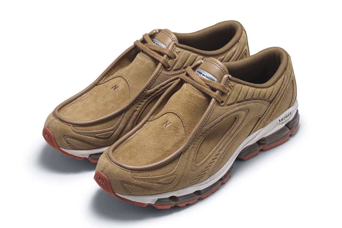 Par de COMME des GARÇONS HOMME x New Balance 1890A en gamuza beige, con capellada de mocasín, entresuela blanca y suela naranja