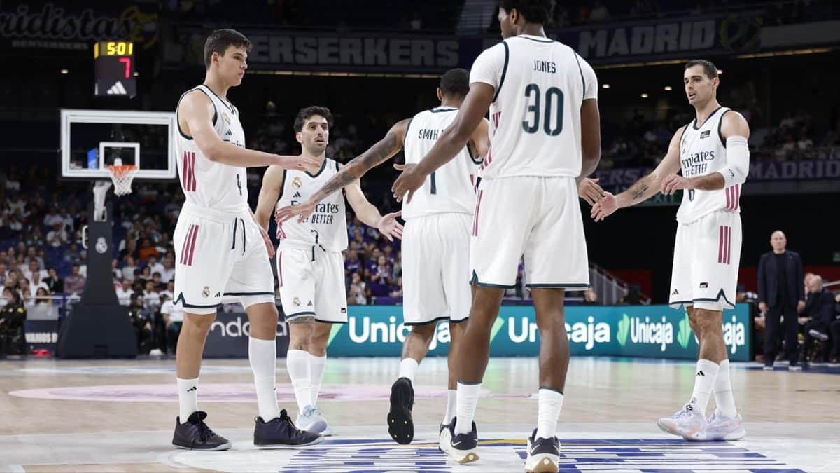 Los jugadores del Real Madrid, con camiseta blanca, se juntan en el centro de la cancha durante un partido de la Liga Endesa en Madrid