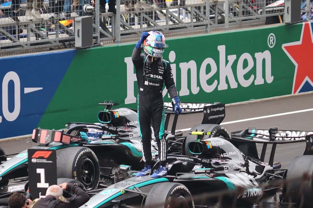Foto de archivo: Kimi Antonelli, con el buzo negro de Mercedes y el casco puesto, festeja parado sobre su auto al final del Gran Premio de China 2026