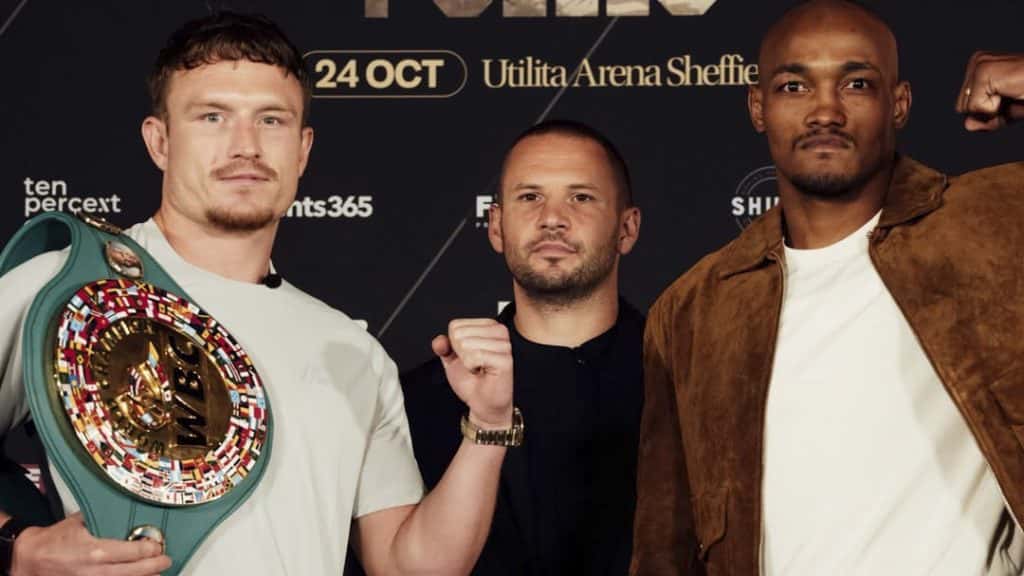 Dalton Smith, con el cinturón verde del CMB, y Alberto Puello, de campera marrón, posan en la conferencia de prensa de la pelea en Sheffield