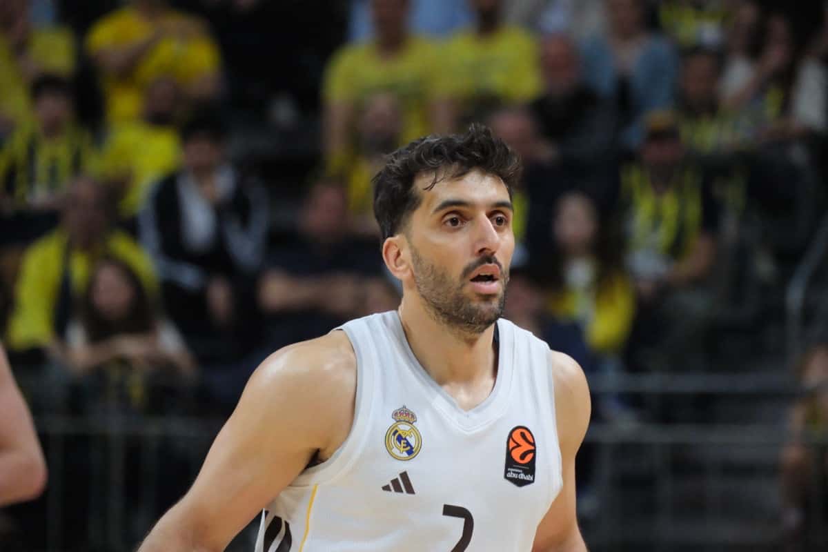 Foto de archivo: Facundo Campazzo, con la camiseta blanca número 7 del Real Madrid, mira el juego durante un partido de Euroliga