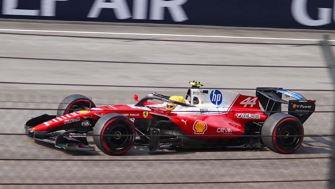 Foto de archivo: la Ferrari roja y blanca número 44 de Lewis Hamilton en la recta del circuito de Sakhir durante la clasificación del Gran Premio de Bahréin 2026