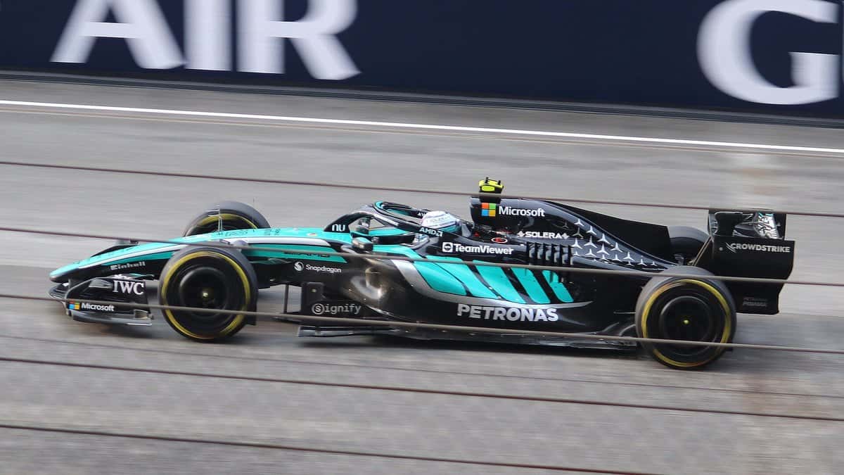 Foto de archivo: el Mercedes negro y verde agua de Kimi Antonelli pasa a toda velocidad por la recta en el Gran Premio de Bahréin 2026