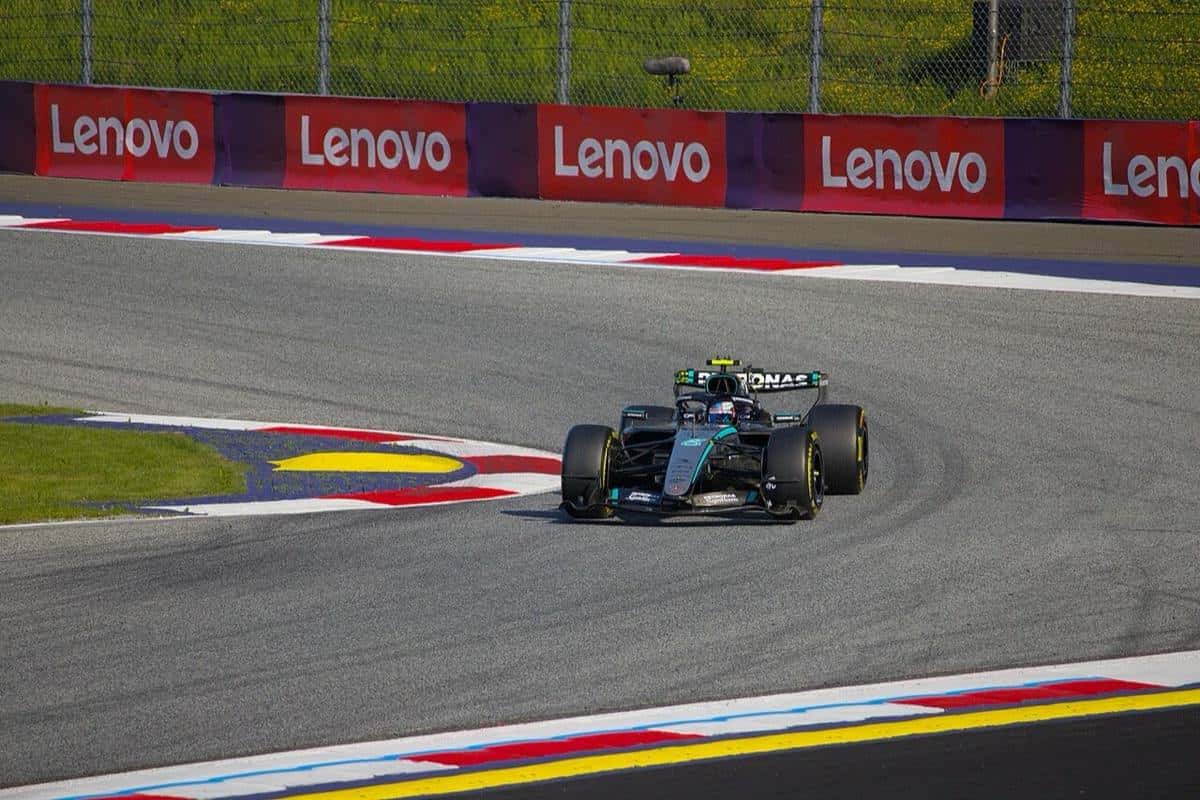 Foto de archivo: el Mercedes negro de Kimi Antonelli dobla una curva del circuito de Spielberg durante el Gran Premio de Austria 2026
