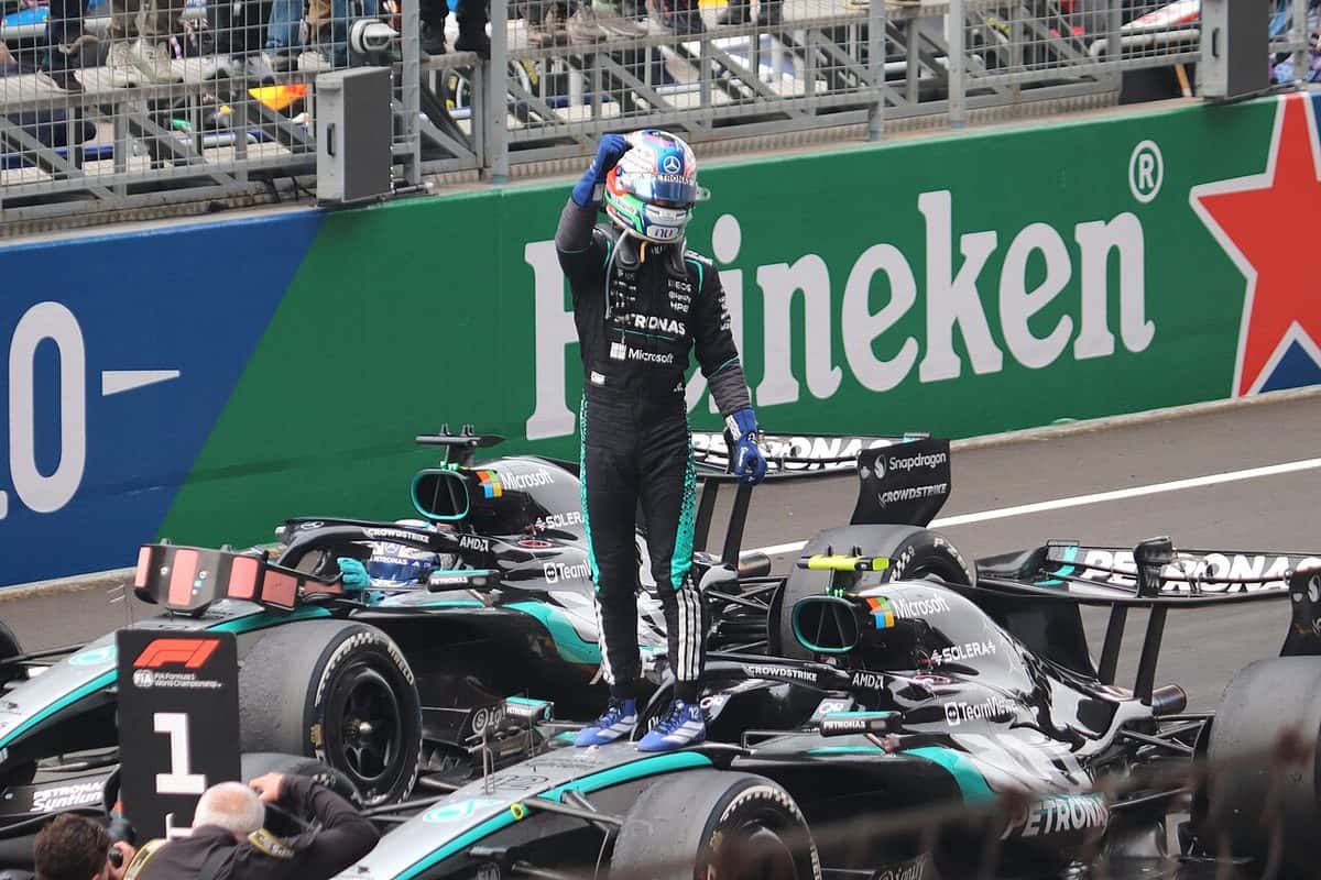 Foto de archivo: Kimi Antonelli, con el buzo negro de Mercedes, festeja parado sobre su auto después de ganar el Gran Premio de China 2026