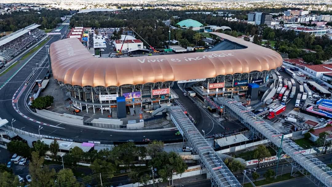 Imagen del circuito: vista aérea del Autódromo Hermanos Rodríguez, con la tribuna techada del estadio y la pista que pasa por adentro