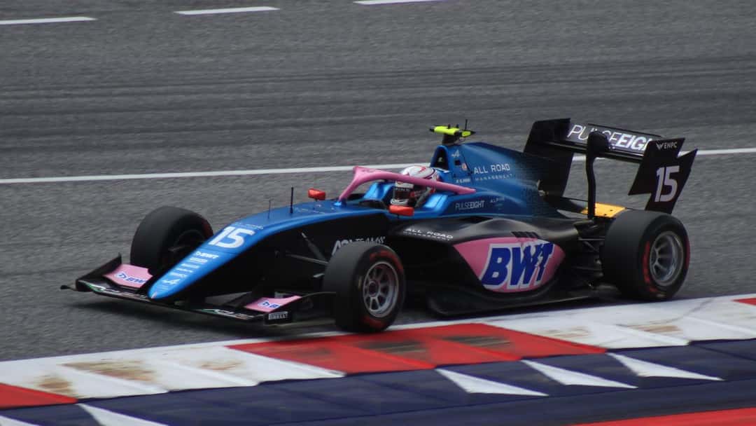 Foto de archivo: el auto azul y rosa número 15 de Gabriele Minì en una carrera de Fórmula 3 en el circuito de Austria