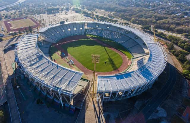 Foto de archivo: vista aérea del Estadio Mario Alberto Kempes de Córdoba, con su techo blanco y la cancha de fútbol en el centro