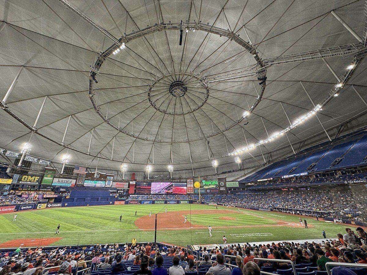 Foto de archivo: interior de Tropicana Field, el estadio techado de los Tampa Bay Rays en St. Petersburg, con la cúpula blanca iluminada, el campo de juego y las tribunas llenas durante un partido