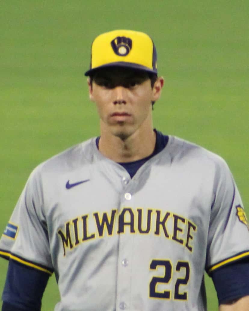 Foto de archivo: Christian Yelich, con la camiseta gris de visitante de Milwaukee y gorra azul y amarilla, en el jardín izquierdo