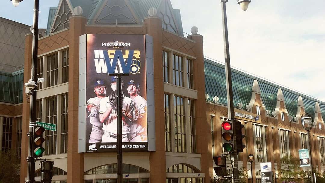 Imagen de la ciudad: un cartel gigante de los Brewers con la frase de la postemporada en el frente del Baird Center de Milwaukee