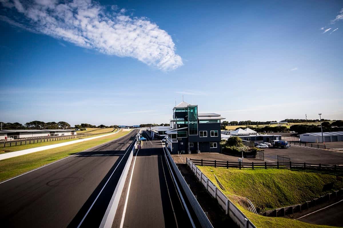 Imagen del circuito: la recta principal Gardner de Phillip Island, con la torre de control a un costado y el cielo despejado