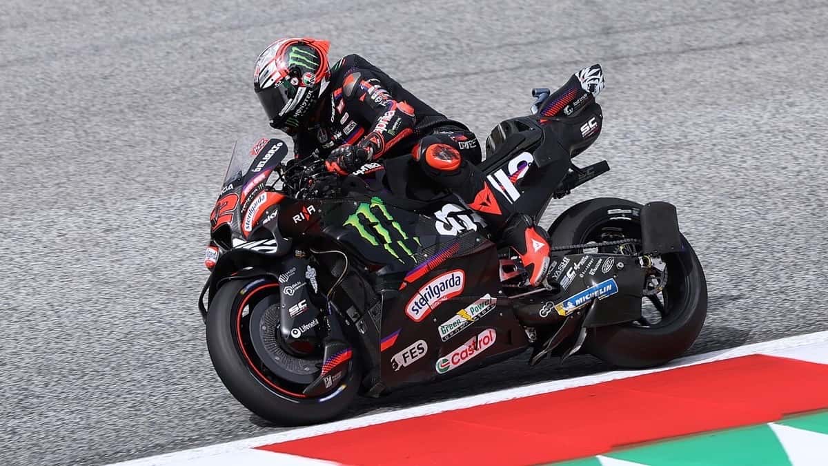 Foto de archivo: Marco Bezzecchi, con la Aprilia negra número 72, inclinado en una curva durante el Gran Premio de Austria 2026