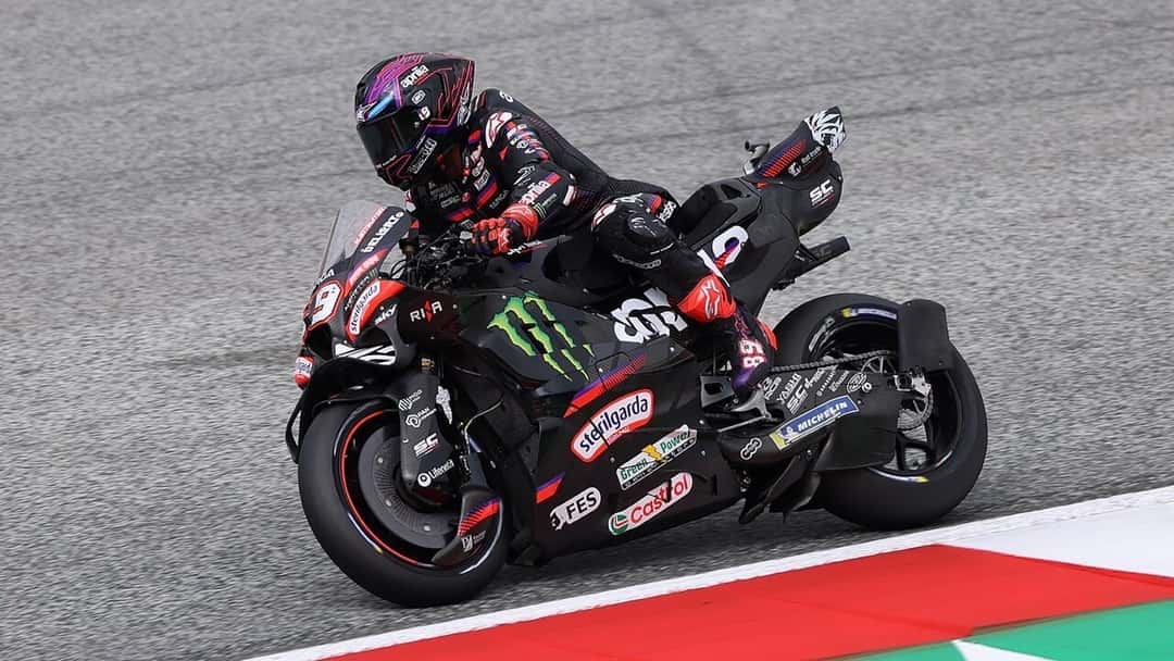 Foto de archivo: Jorge Martín, con la Aprilia negra número 89 y casco violeta, inclinado en una curva durante el Gran Premio de Austria 2026
