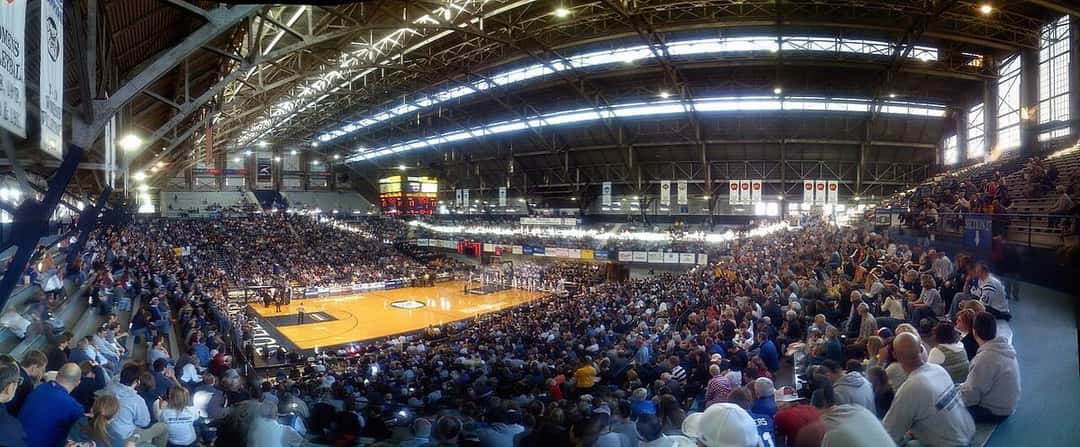 Foto de archivo: el Hinkle Fieldhouse lleno de público durante un partido de básquet universitario, con la cancha al fondo y el techo arqueado
