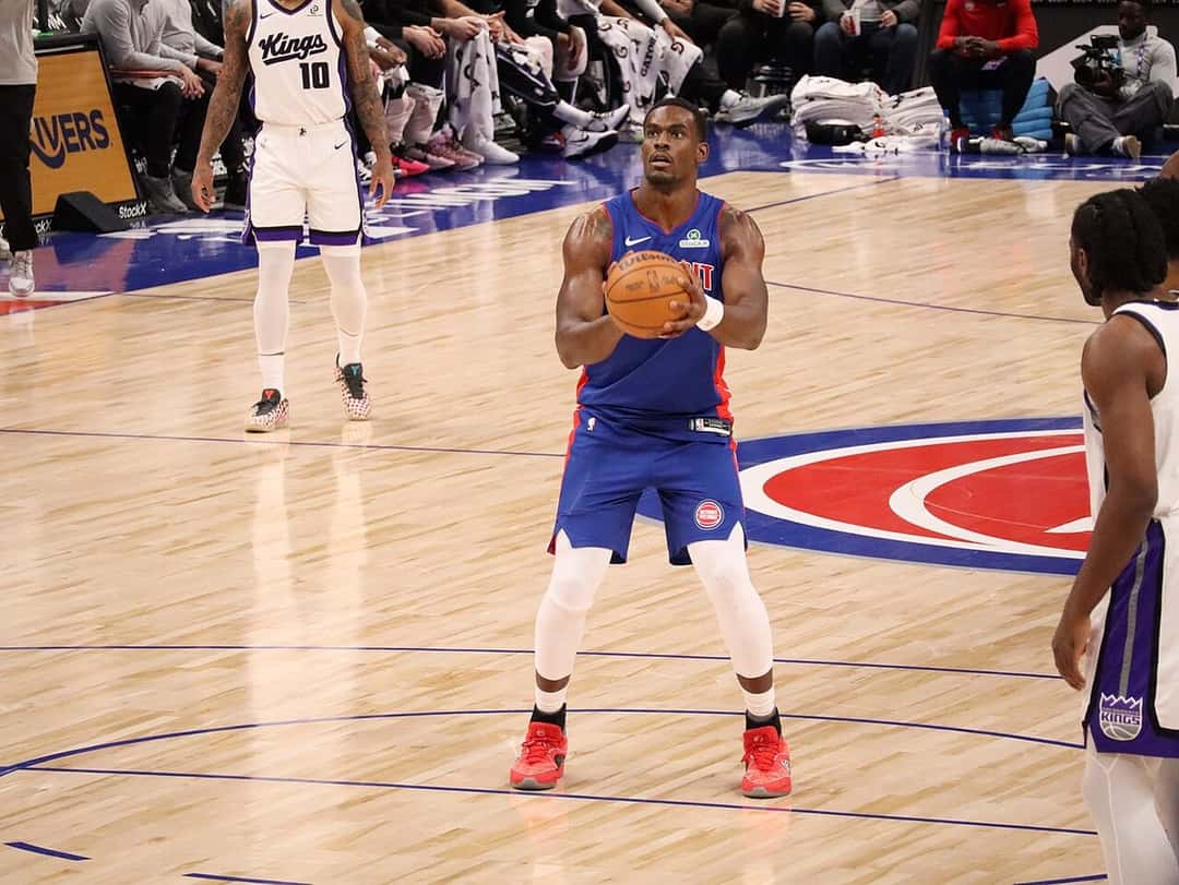 Foto de archivo: Jalen Duren, con la camiseta azul de los Detroit Pistons, se prepara para tirar un libre en el Little Caesars Arena