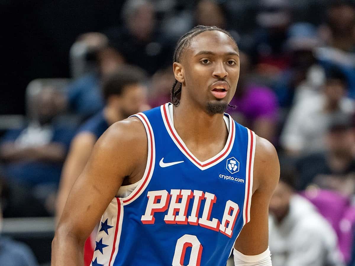 Foto de archivo: Tyrese Maxey, con la camiseta azul número 0 de los Philadelphia 76ers, durante un partido de la temporada pasada