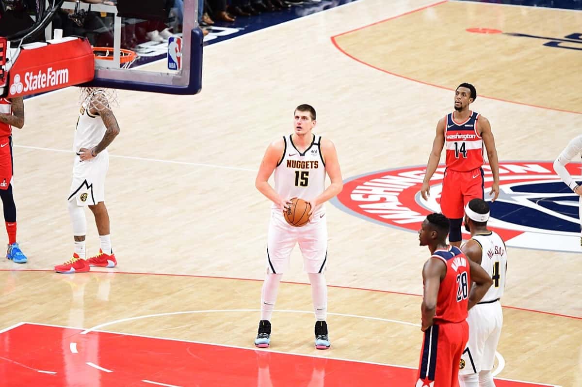 Foto de archivo: Nikola Jokic, con la camiseta blanca número 15 de los Denver Nuggets, se prepara para tirar un libre