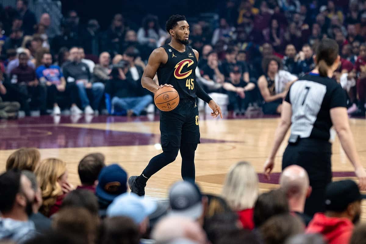 Foto de archivo: Donovan Mitchell, con la camiseta negra número 45 de los Cleveland Cavaliers, avanza con la pelota durante un partido