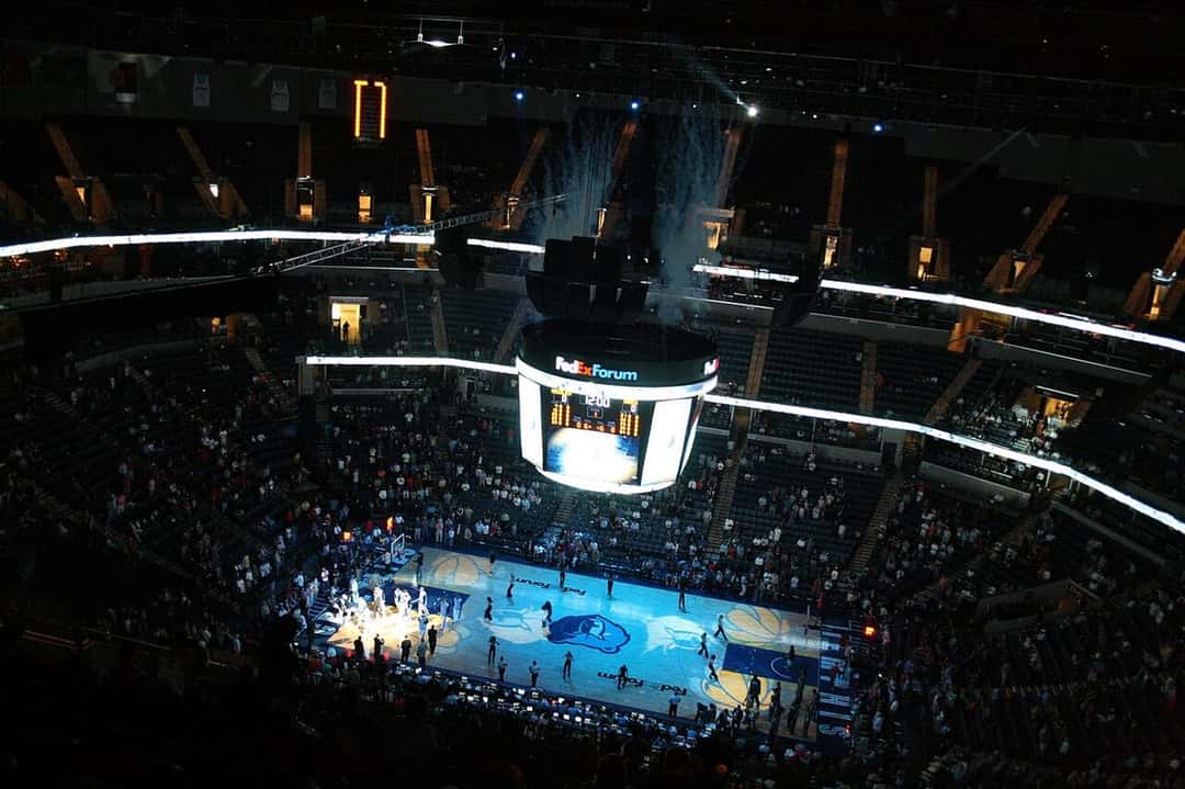 Foto de archivo: el interior del FedExForum durante un partido de los Grizzlies, con la cancha iluminada y el cubo de pantallas sobre el centro